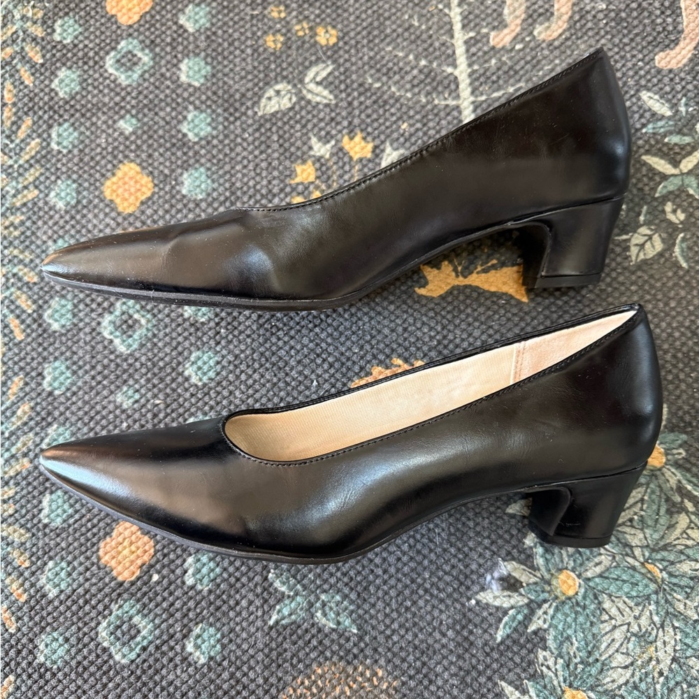 Life Stride Classic Black Heels, size 9M - Picture 2 of 4